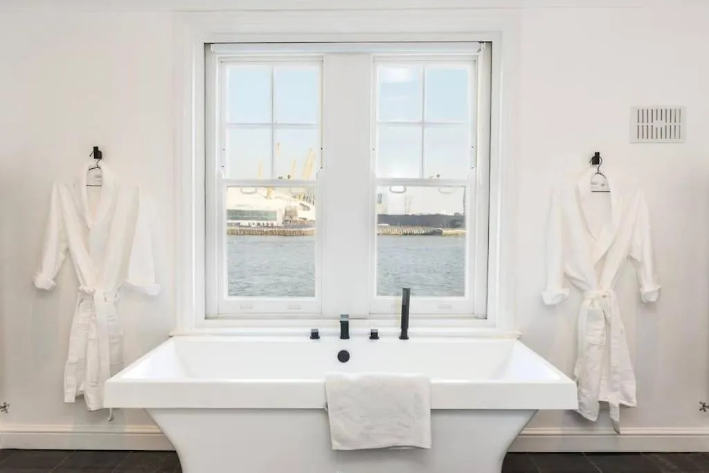 3 X Bedroom Riverside Flat With Hot Tub On Roof Terrace London
