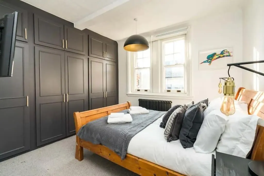 Apartment 3 X Bedroom Riverside Flat With Hot Tub On Roof Terrace London United Kingdom