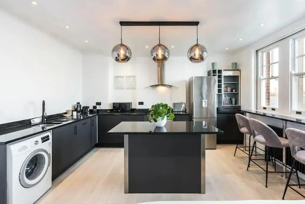 3 X Bedroom Riverside Flat With Hot Tub On Roof Terrace London Apartment