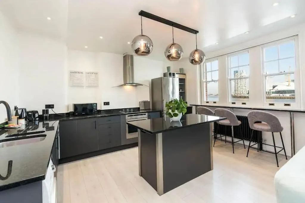 Apartment 3 X Bedroom Riverside Flat With Hot Tub On Roof Terrace London