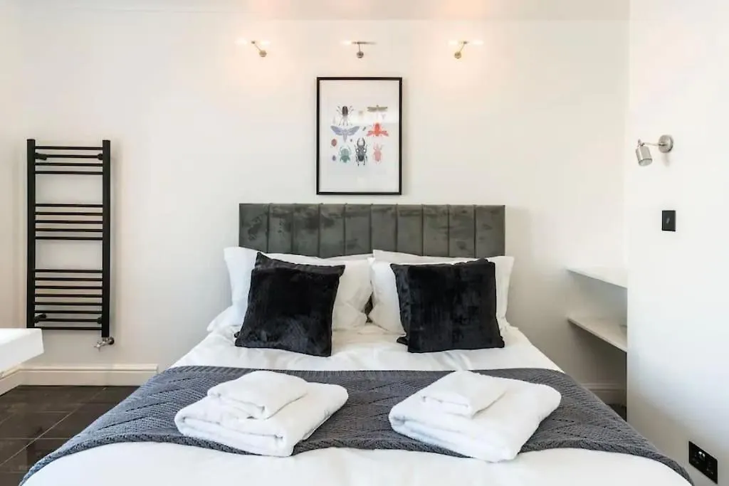 3 X Bedroom Riverside Flat With Hot Tub On Roof Terrace London