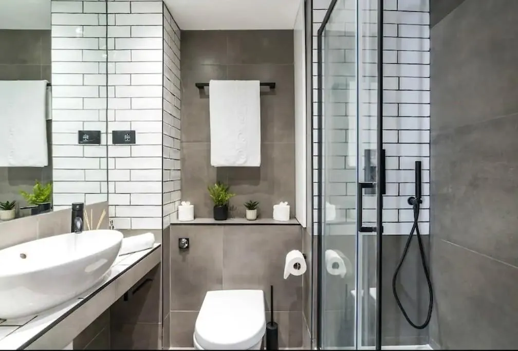 3 X Bedroom Riverside Flat With Hot Tub On Roof Terrace London 0*,  United Kingdom