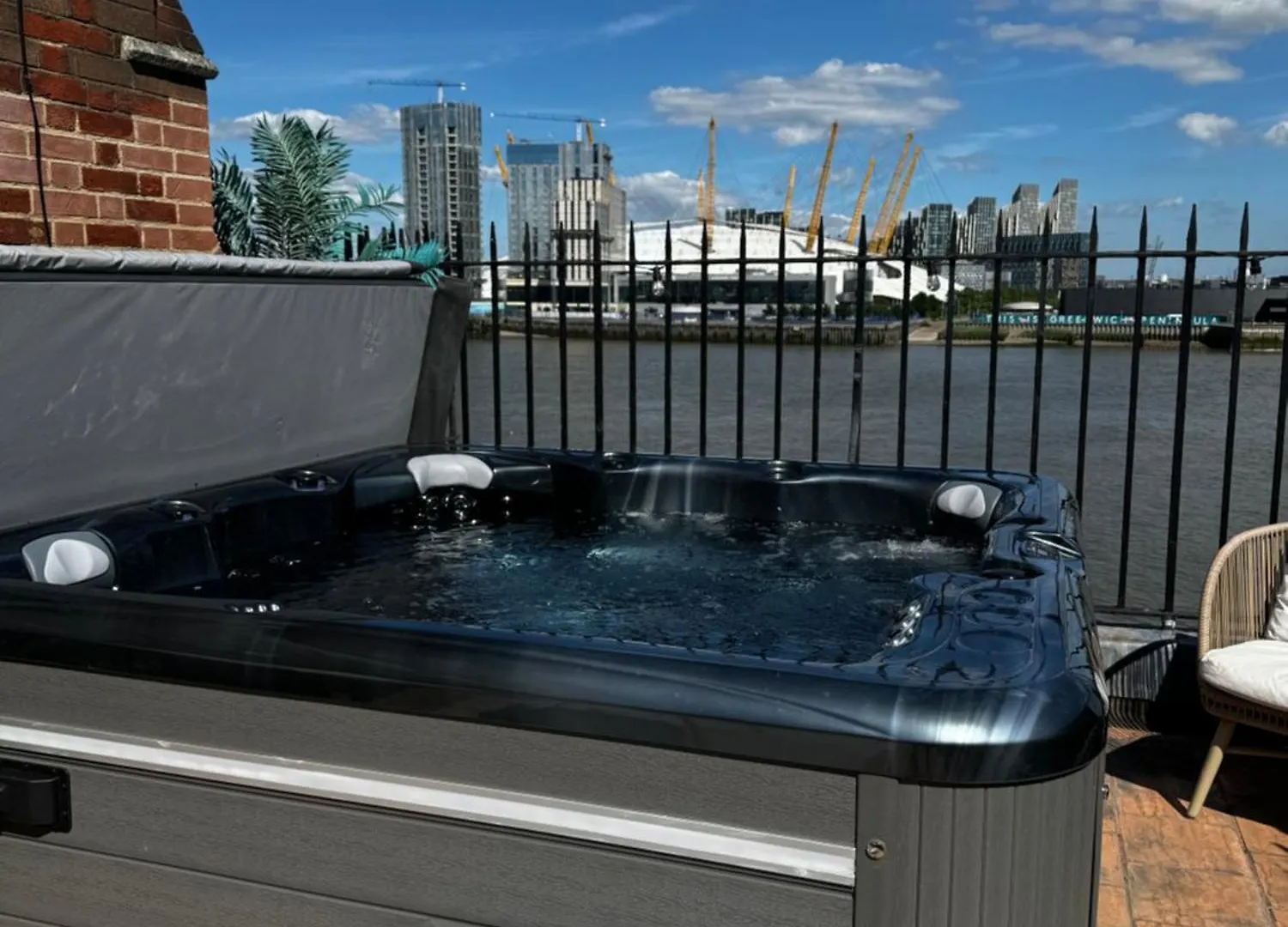 3 X Bedroom Riverside Flat With Hot Tub On Roof Terrace London