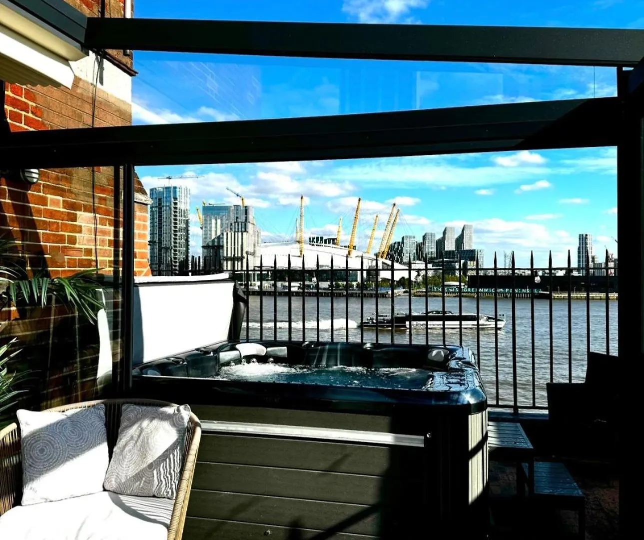 3 X Bedroom Riverside Flat With Hot Tub On Roof Terrace London Apartment