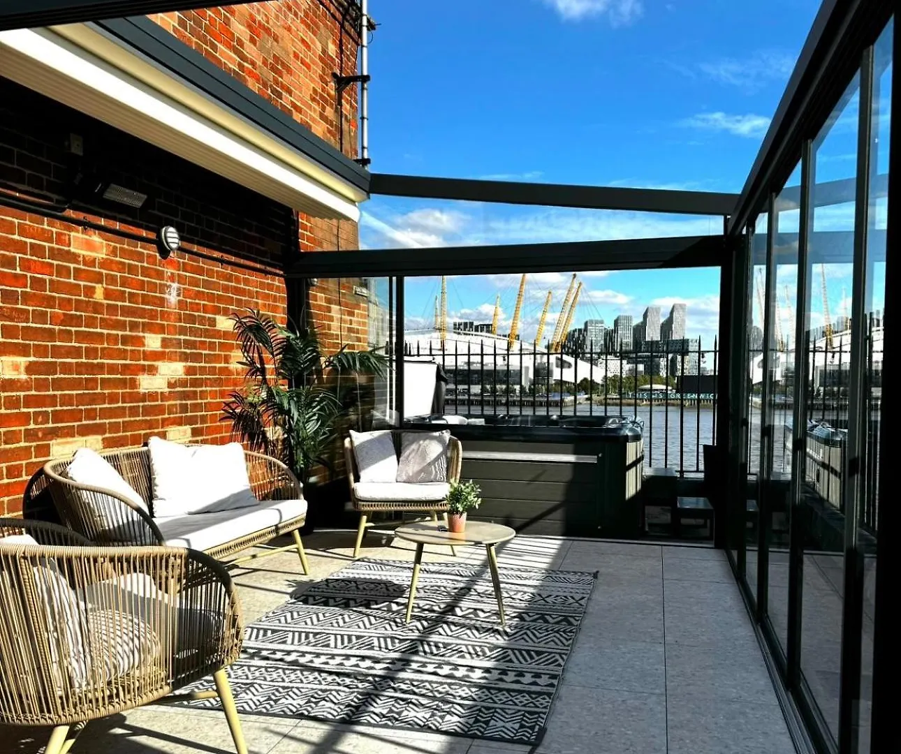 3 X Bedroom Riverside Flat With Hot Tub On Roof Terrace London Apartment