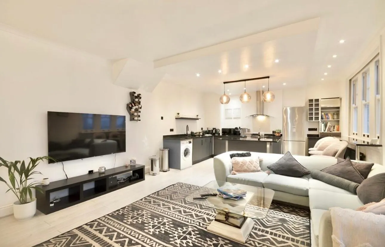 3 X Bedroom Riverside Flat With Hot Tub On Roof Terrace London 0*,  United Kingdom