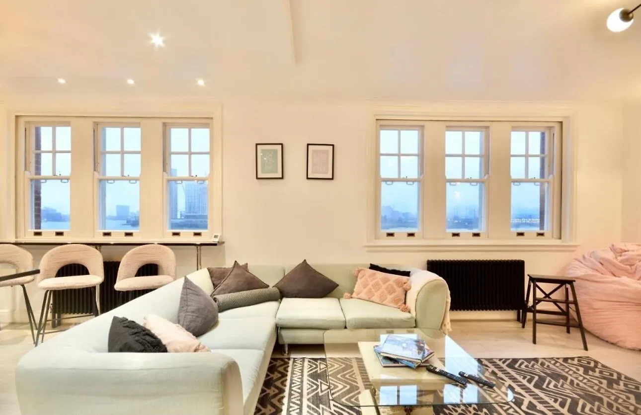 Apartment 3 X Bedroom Riverside Flat With Hot Tub On Roof Terrace London