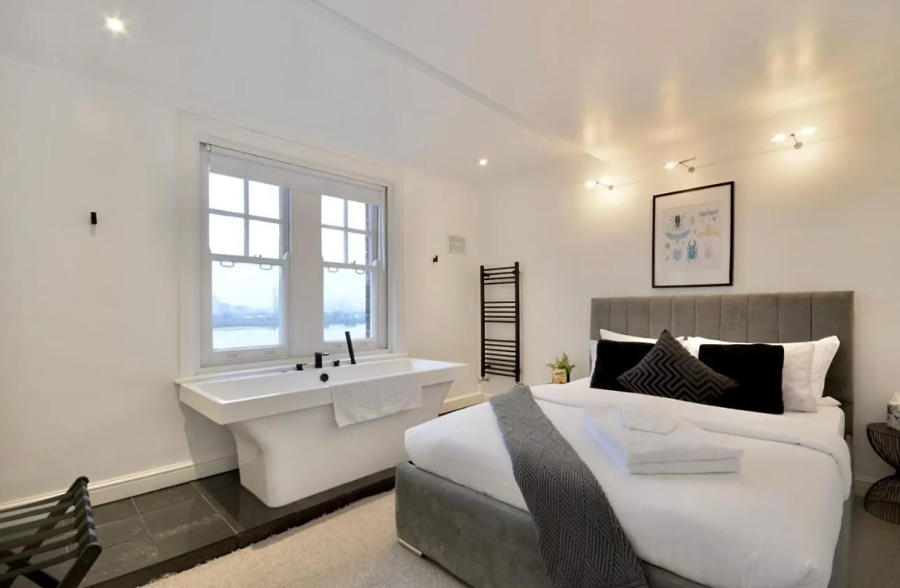 Apartment 3 X Bedroom Riverside Flat With Hot Tub On Roof Terrace London