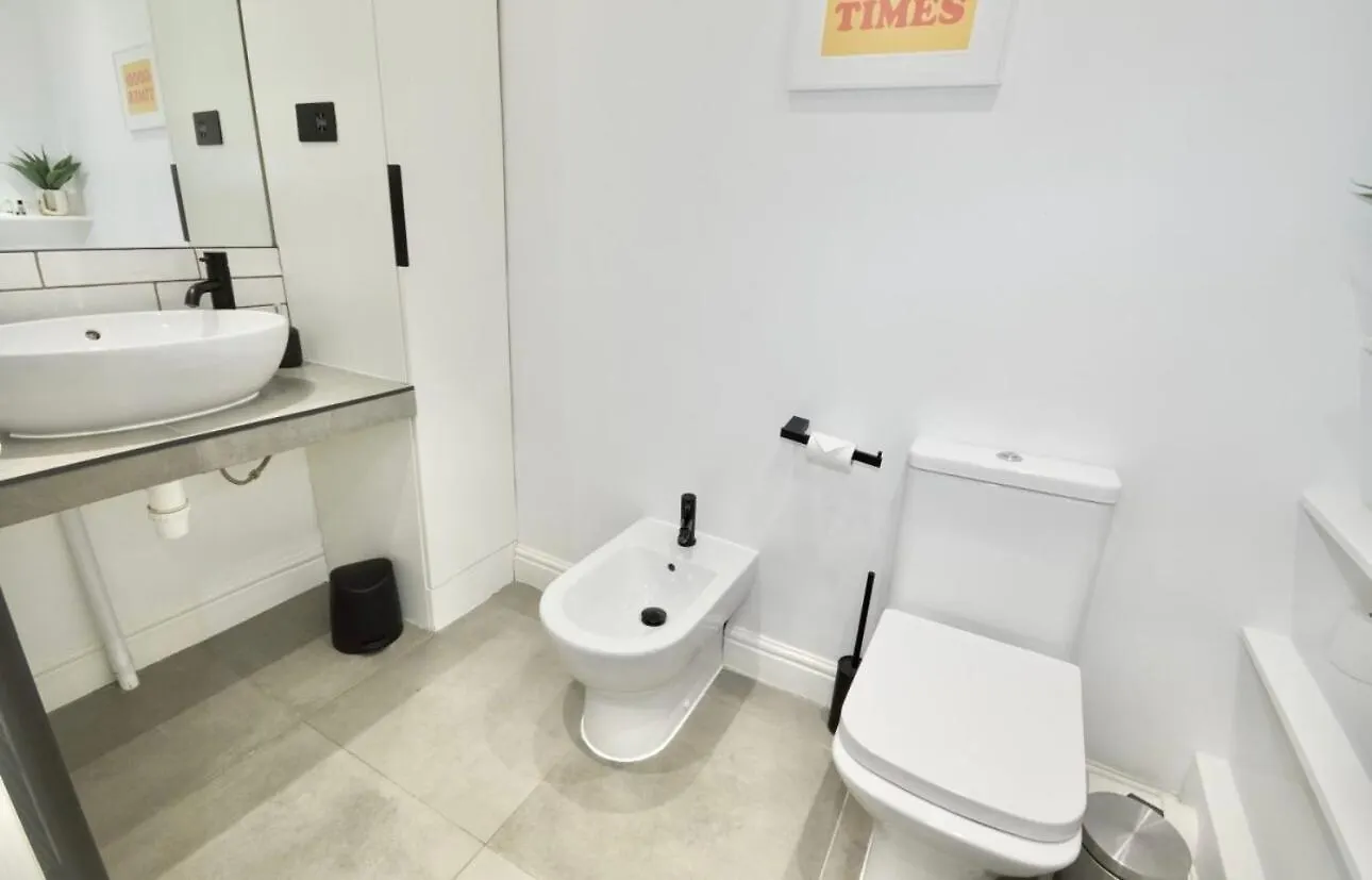 Apartment 3 X Bedroom Riverside Flat With Hot Tub On Roof Terrace London
