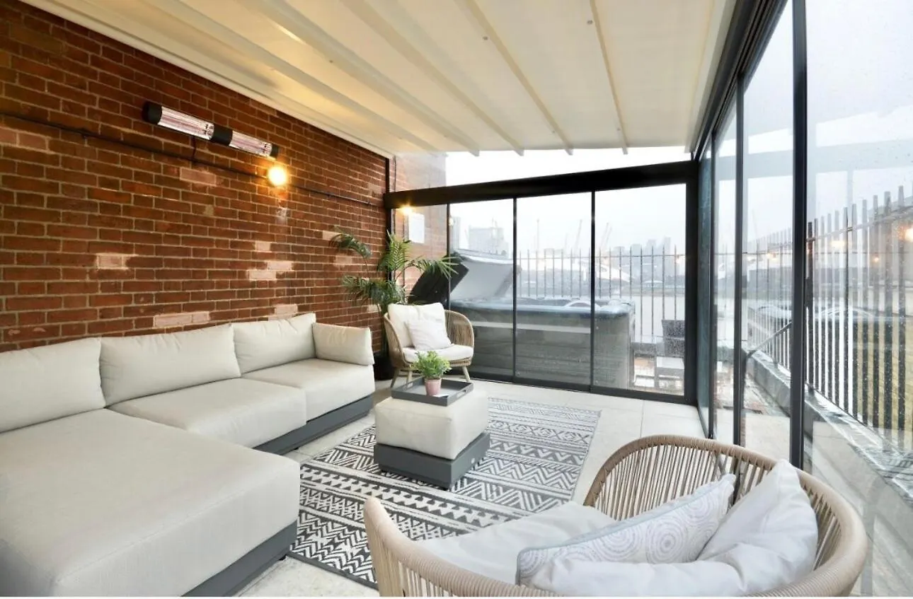 3 X Bedroom Riverside Flat With Hot Tub On Roof Terrace London 0*,